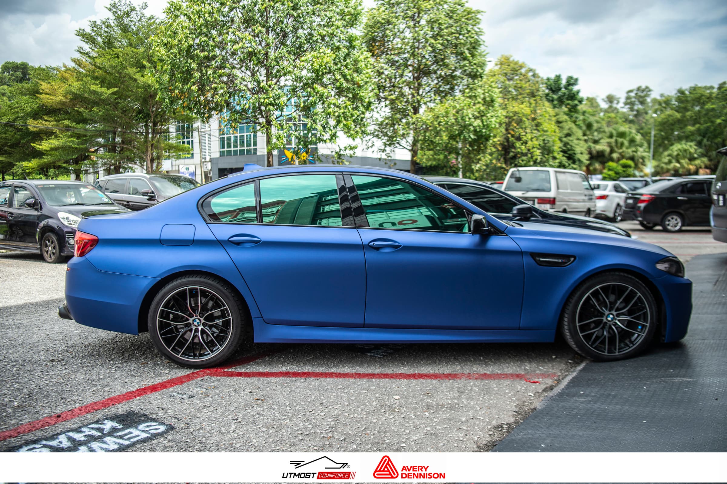 Matte Metallic Brilliant Blue Matte Metallic wrap by Avery Dennison, photograph 6 of 11
